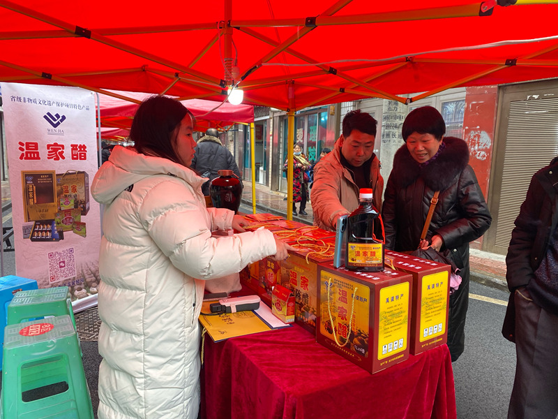 市民正在購買醬醋。