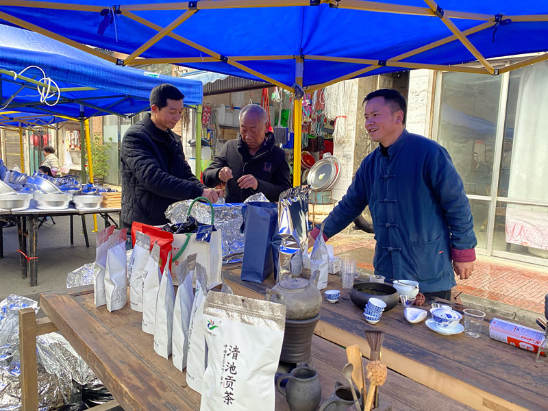 市民正在購買清池貢茶。