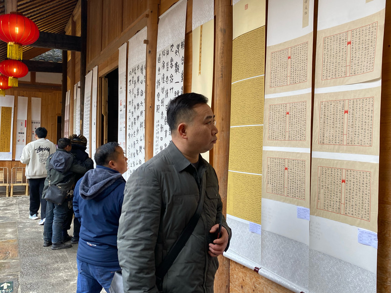市民正在參觀書法作品。