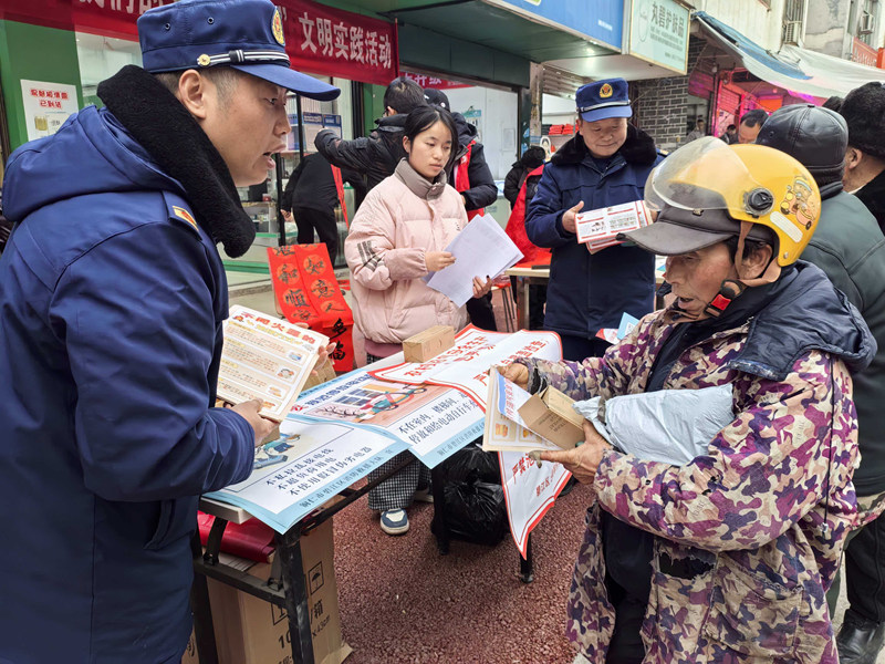 圖為聯合大學生志愿者開展科普宣傳活動。