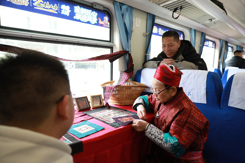 “村火車”熱熱鬧鬧趕大集賞非遺。