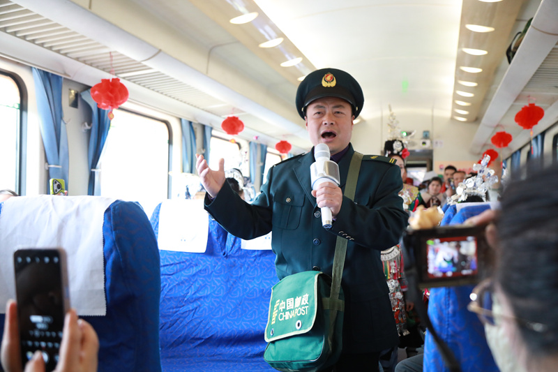 “村火車”熱熱鬧鬧趕大集賞非遺。