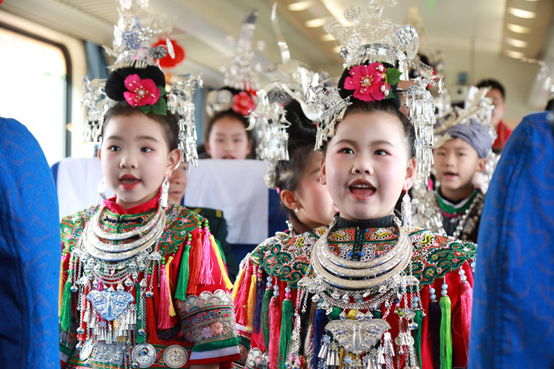 “村火車”熱熱鬧鬧趕大集賞非遺。