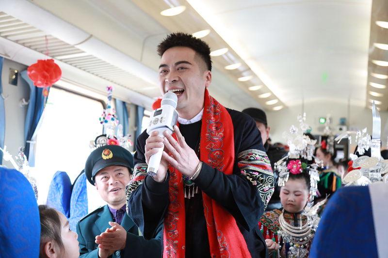 “村火車”熱熱鬧鬧趕大集賞非遺。