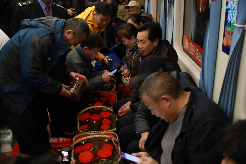 “村火車”熱熱鬧鬧趕大集賞非遺。