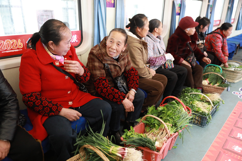 “村火車”熱熱鬧鬧趕大集賞非遺。