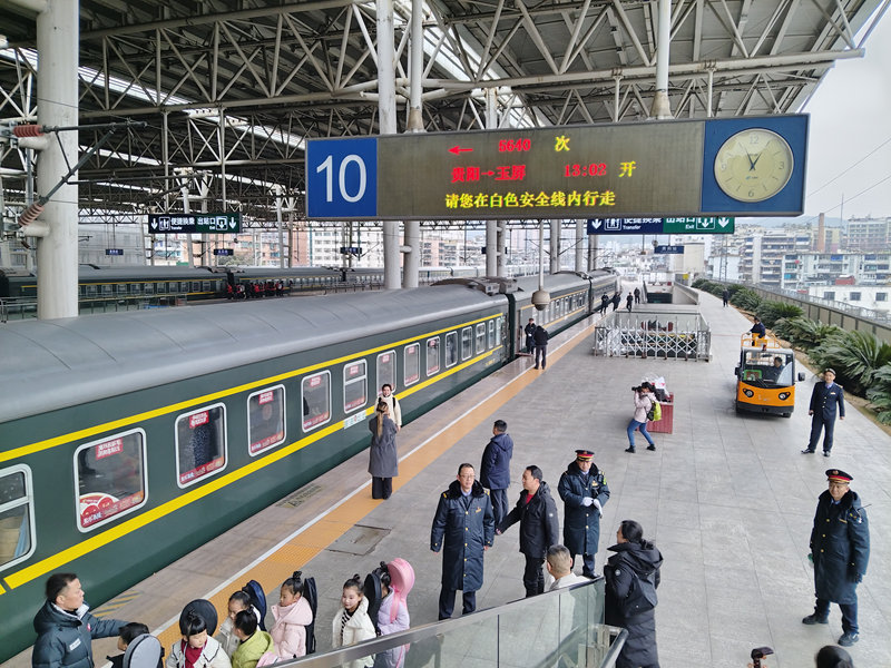 “村火車”熱熱鬧鬧趕大集賞非遺。