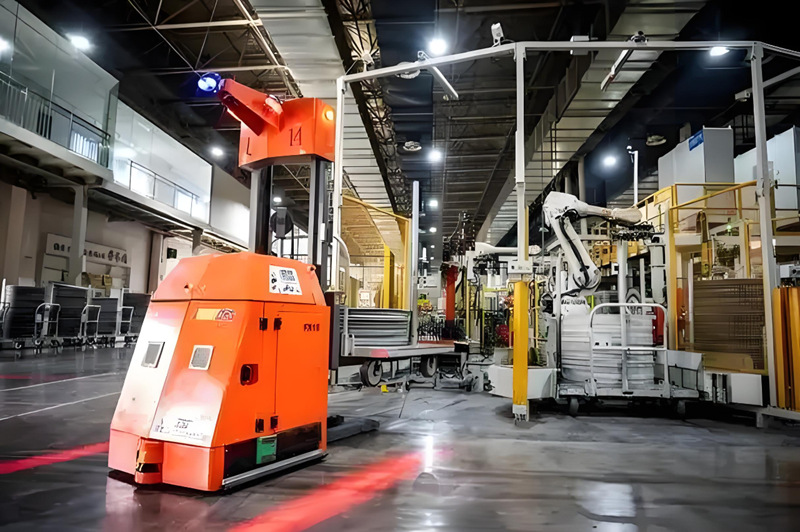 貴州輪胎股份有限公司生產車間,智能搬運機器人和工業機械手協同生產。