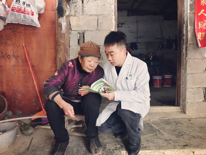 思南縣教育園區衛生服務中心家庭醫生為群眾普及健康知識。