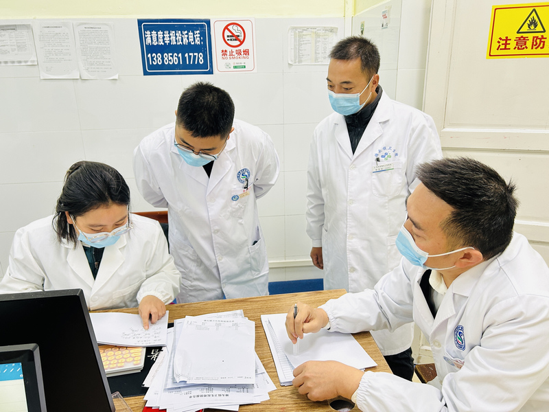 思南縣縣民族中醫院副院長王宏到塘頭鎮衛生院開展業務指導。