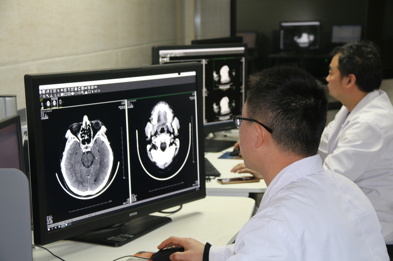 思南縣人民醫院影像科醫生閱片。