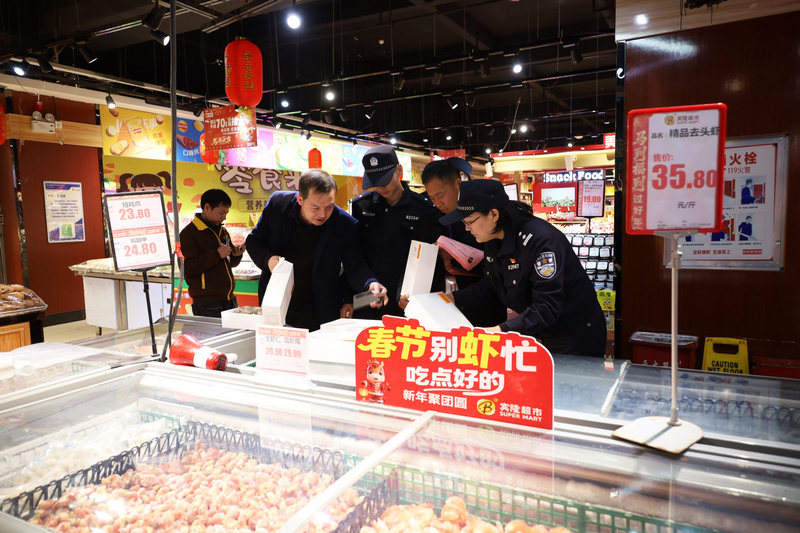 工作人員在賓隆超市檢查食品安全。