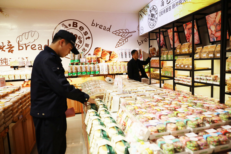 工作人員在賓隆超市檢查食品安全。