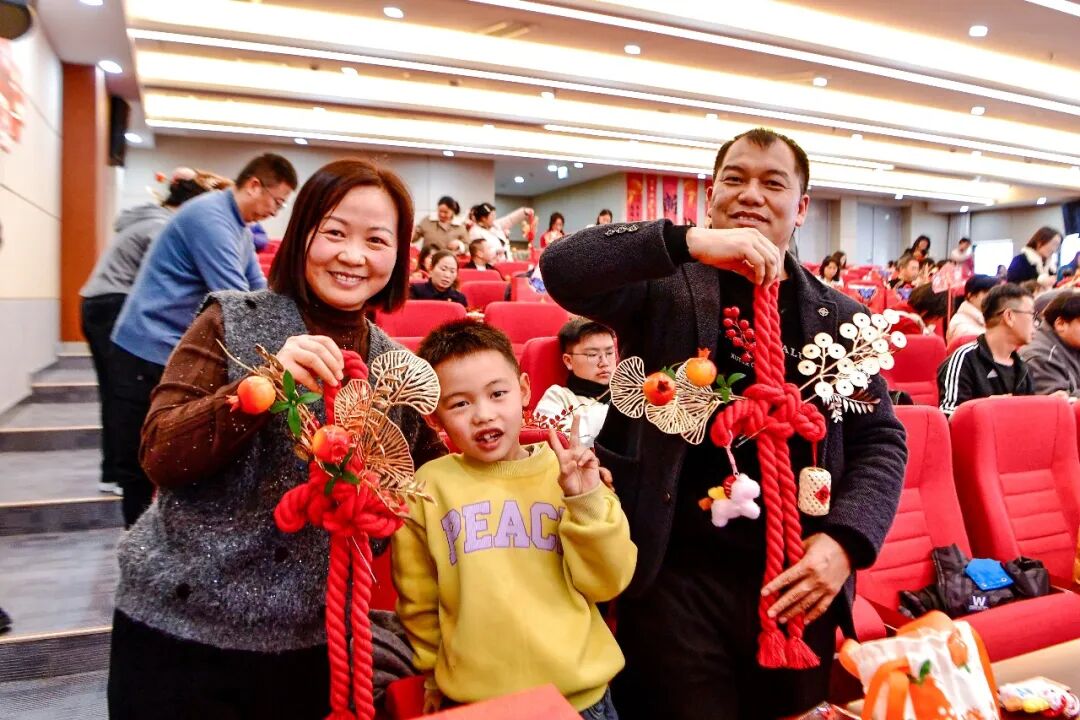 職工展示自己的非遺手工作品。