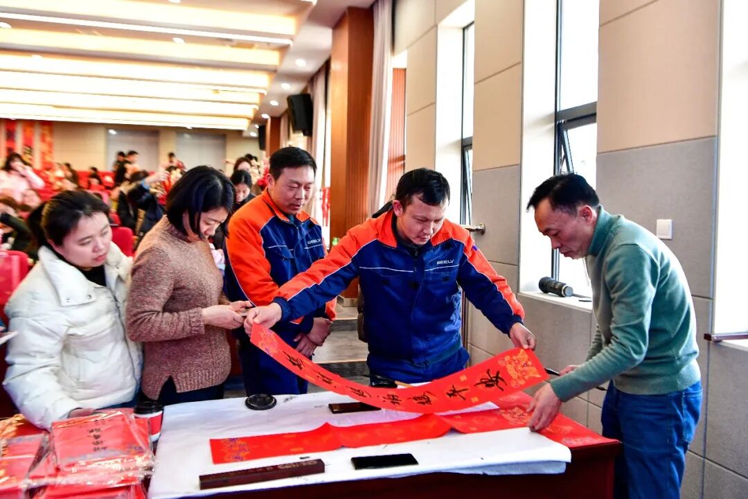 書法老師為職工們書寫春聯。