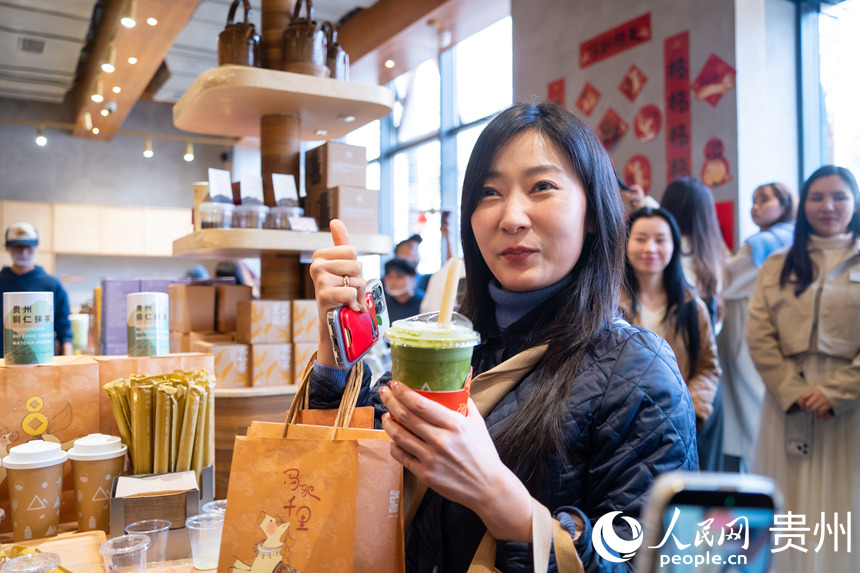 融入貴州抹茶的新茶飲受海外嘉賓喜愛。人民網(wǎng) 陽茜攝