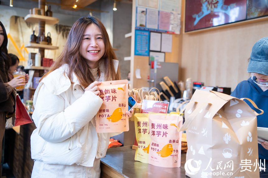 去茶山“周邊”零食受歡迎。人民網(wǎng) 陽茜攝