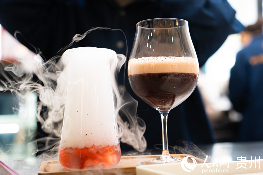 融入本地原材料的“夜郎國”風味咖啡。人民網(wǎng) 陽茜攝