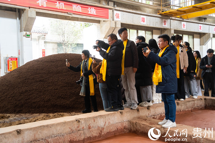外國嘉賓在車間調研醬香白酒生產技藝。人民網 陽茜攝