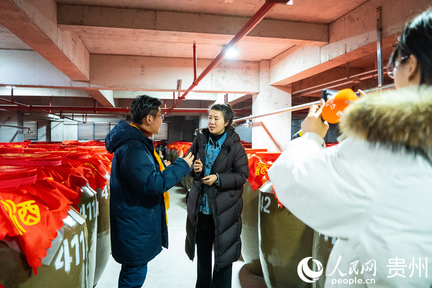 外國嘉賓醬香白酒封壇文化。人民網 陽茜攝