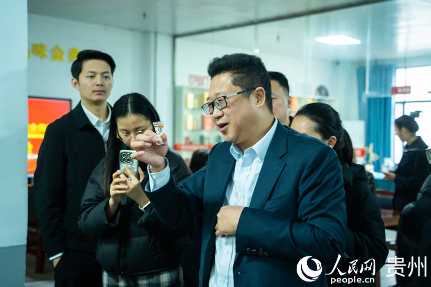 酒企代表與外國嘉賓交流醬香白酒文化。人民網 陽茜攝