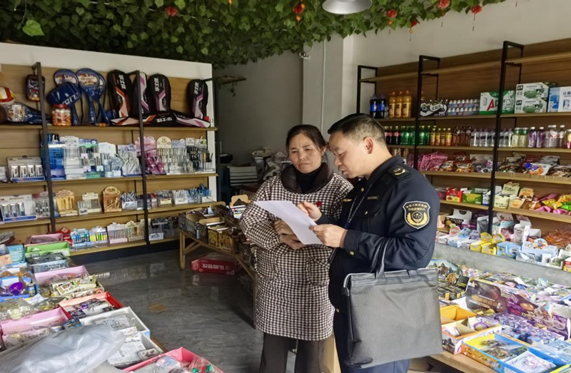 施秉縣市場監(jiān)管局執(zhí)法人員在檢查小吃攤食品安全。