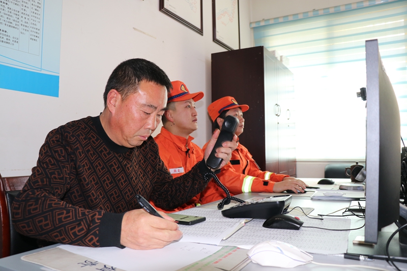 七星關森林防火智慧防火平臺 工作人員正在實時監測  范俊岑 攝.JPG