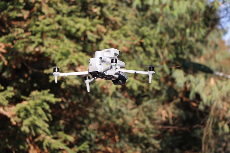 七星關區陽山公園 工作人員正在操控無人機 范俊岑 攝6.JPG