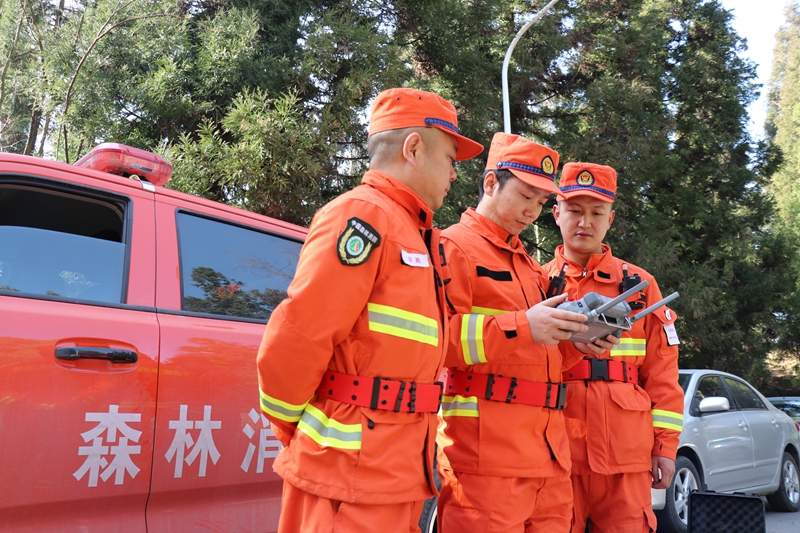 七星關區陽山公園 工作人員正在操控無人機 范俊岑 攝4.JPG