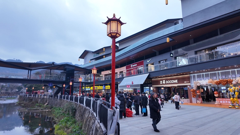 鬧熱的長安里集市。 黃源匯 攝.JPG