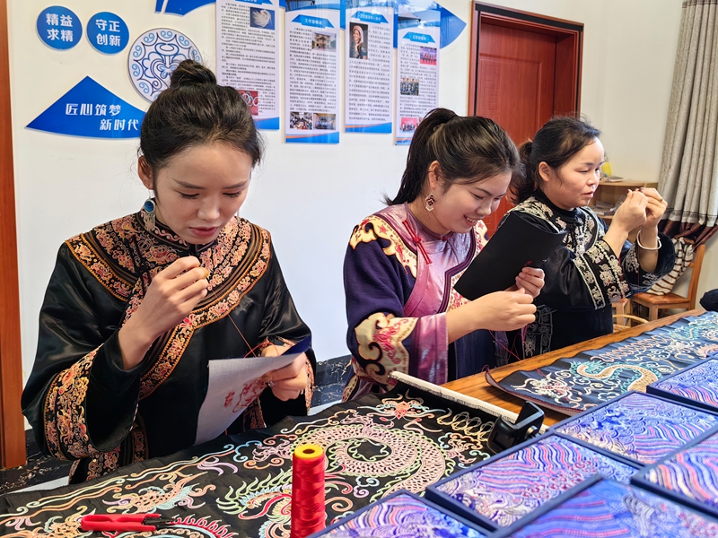 繡娘圍坐一起趕訂單 (2).jpg