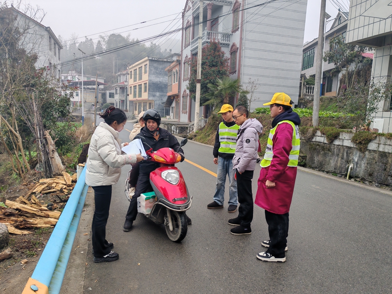 松桃甘龍鎮(zhèn)組織返鄉(xiāng)大學生開展系列志愿服務活動。