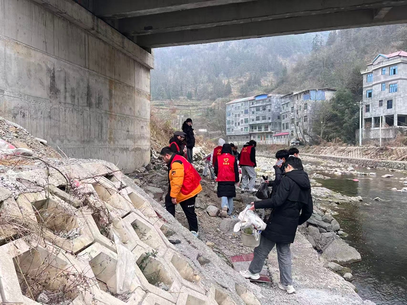 松桃甘龍鎮(zhèn)組織返鄉(xiāng)大學生開展系列志愿服務活動。