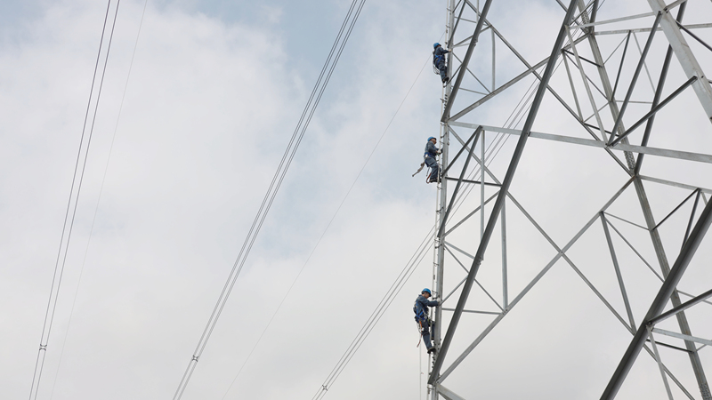 工作人員登塔工作。