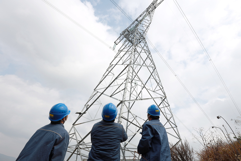 地面工作人員通過繩索運送物資上塔。