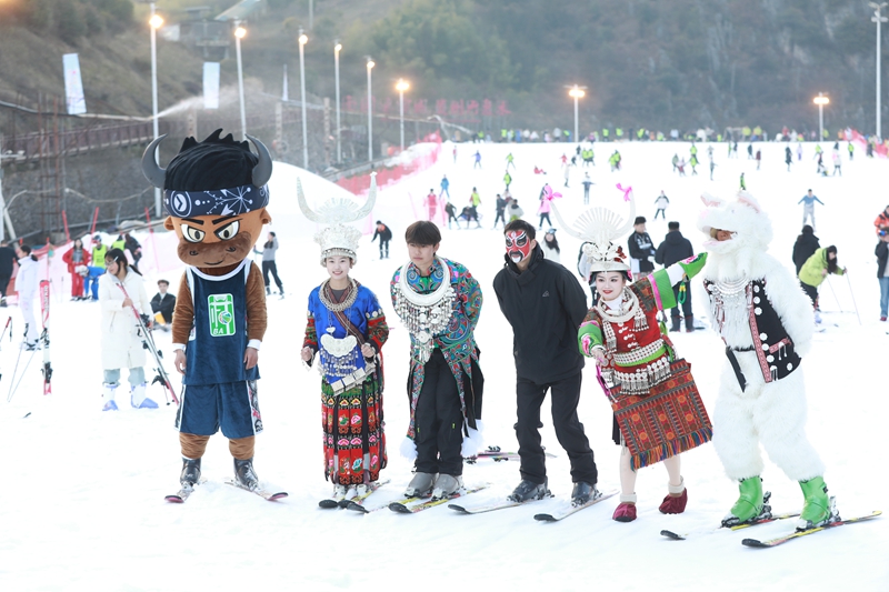 村潮出圈 黔東南“村”字號文旅天團闖雪場 冬趣不止 (5).JPG