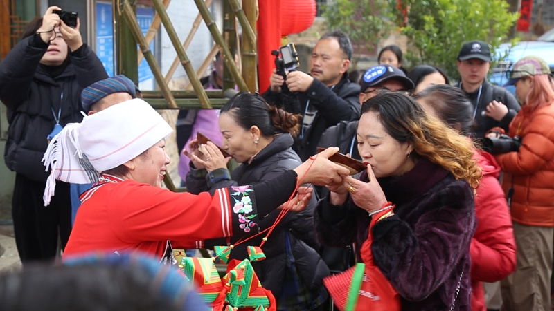 游客體驗“攔門酒”。