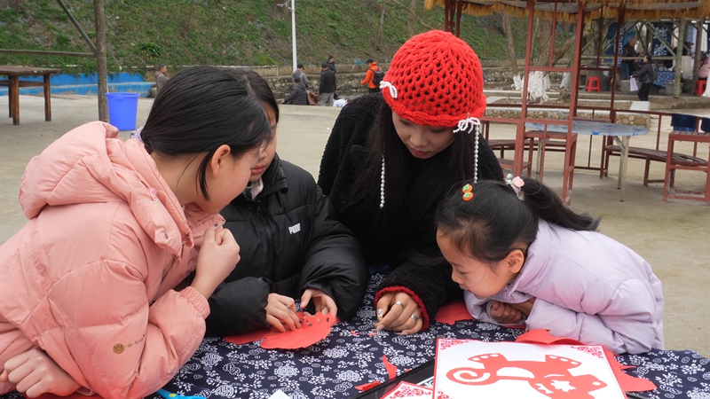 游客體驗剪紙項目。