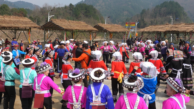 少數(shù)民族群眾載歌載舞。