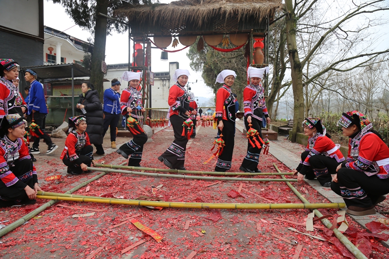 少數民族群眾同跳“竹竿舞”。