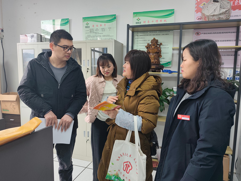 施秉縣政策服務小組深入縣內(nèi)重點企業(yè)開展宣傳走訪。