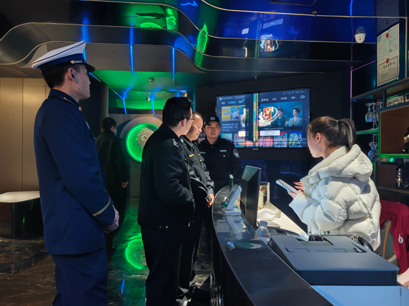 聯合檢查組在施秉縣一家娛樂場所開展檢查。