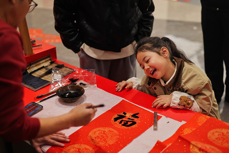 墨香送福暖西秀 警民同心護平安。