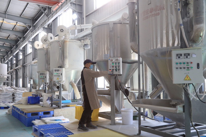 工人正在生產線上作業。