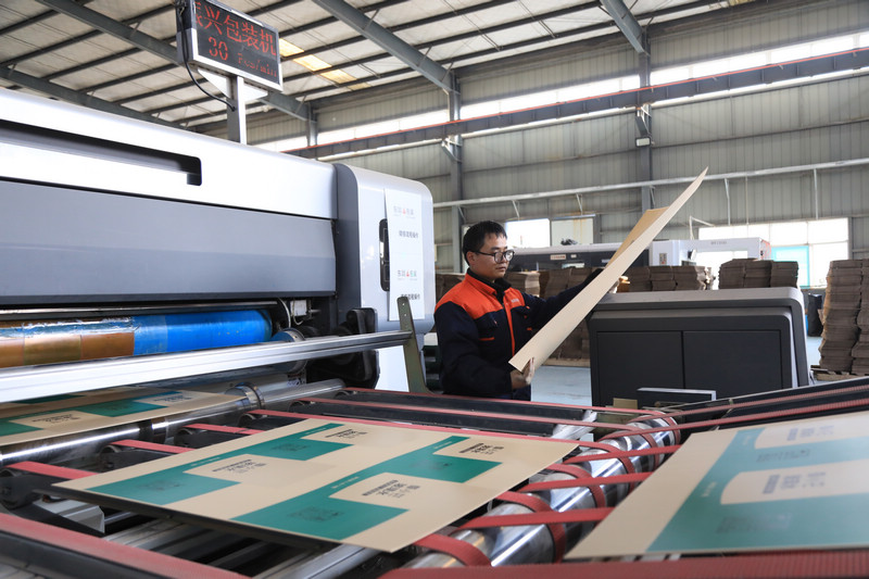工人正在檢查剛剛印刷出來的產品。