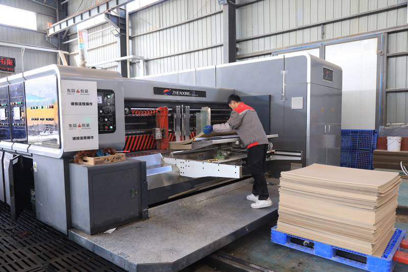 工人正在進行印刷作業。