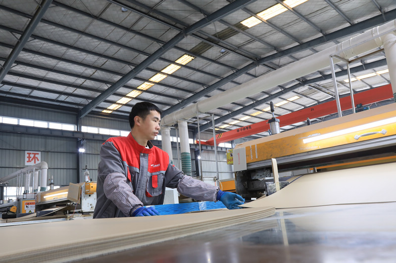 工人正在生產線上作業。