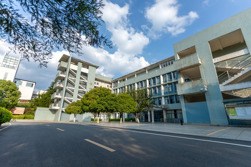 貴州工程應(yīng)用技術(shù)學(xué)院。