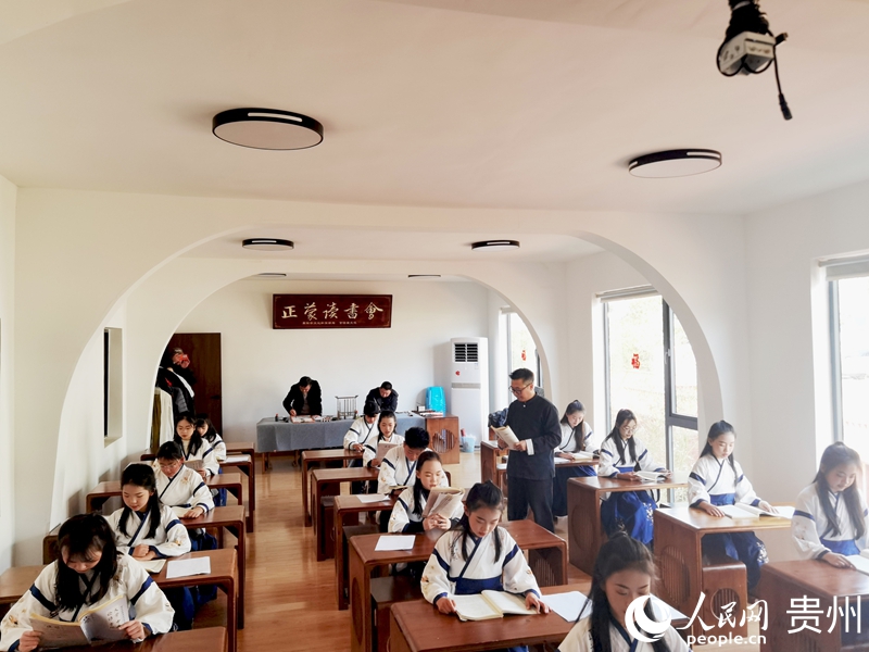 2月6日，在言語(yǔ)堂民宿的書院里，孩子們齊聲誦讀《論語(yǔ)》。人民網(wǎng)記者 王秀芳攝