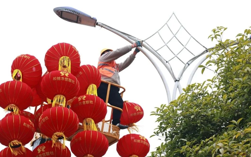 貴州松桃:紅滿大街小巷 燈暖馬年新春。